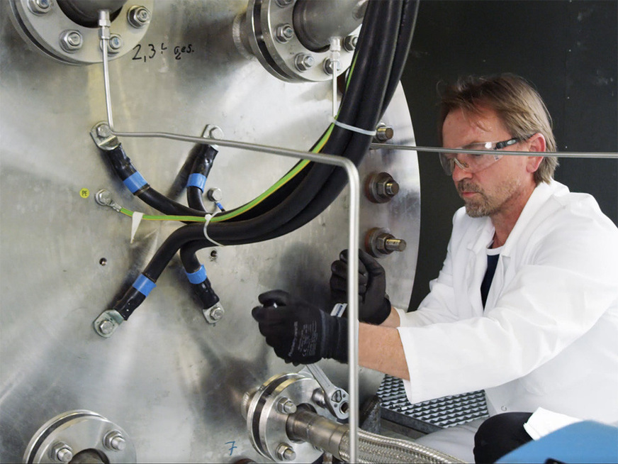 Work on the electrolyser stack.