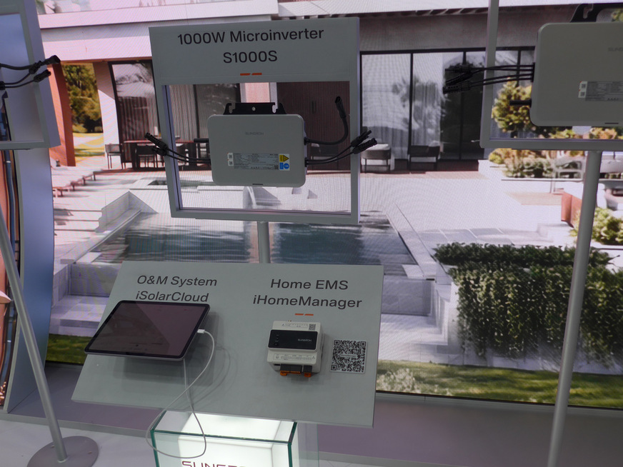 The new iHomeManager of Sungrow (right).