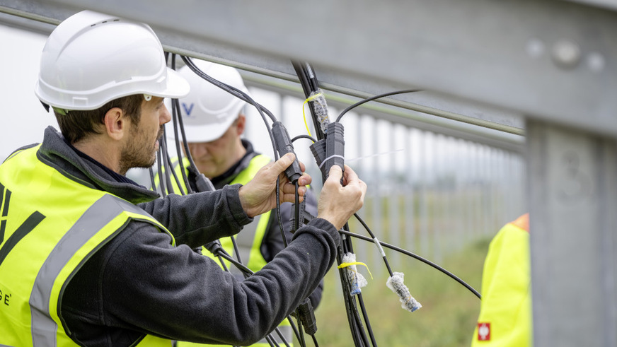 Pre-assembled and pre-installed cables simplify installation.