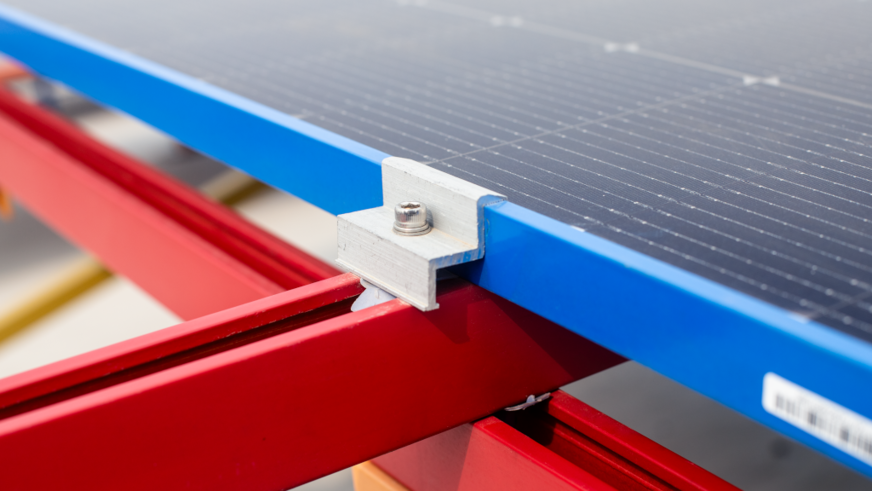 Standard clamps can be used to fix the modules.