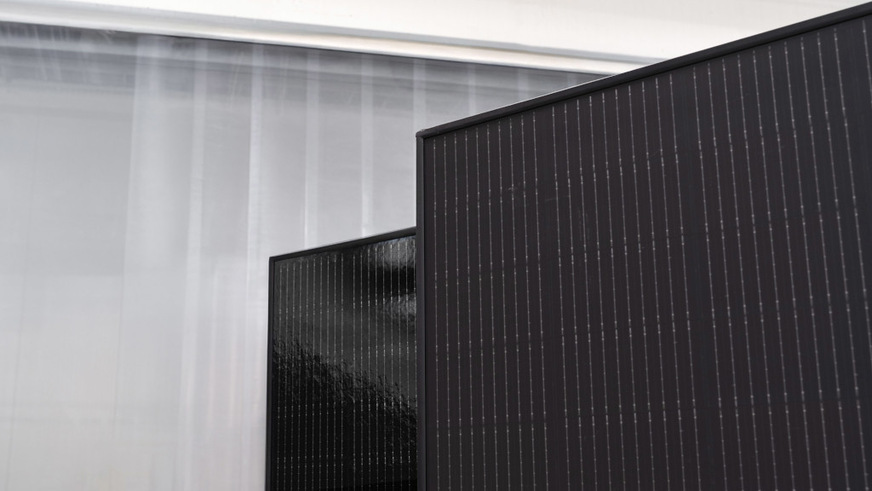 Front: the new generation of anti-reflective solar module.