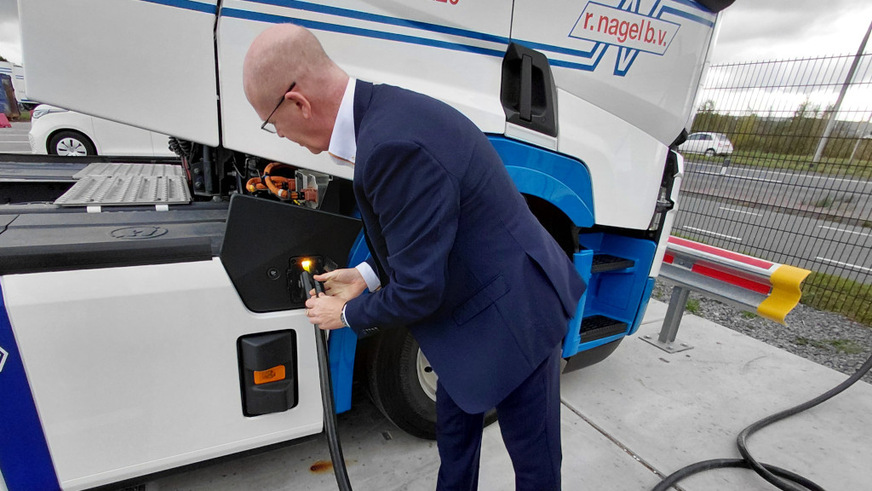 Nagel shows how to plug in the charging cable for fast charging