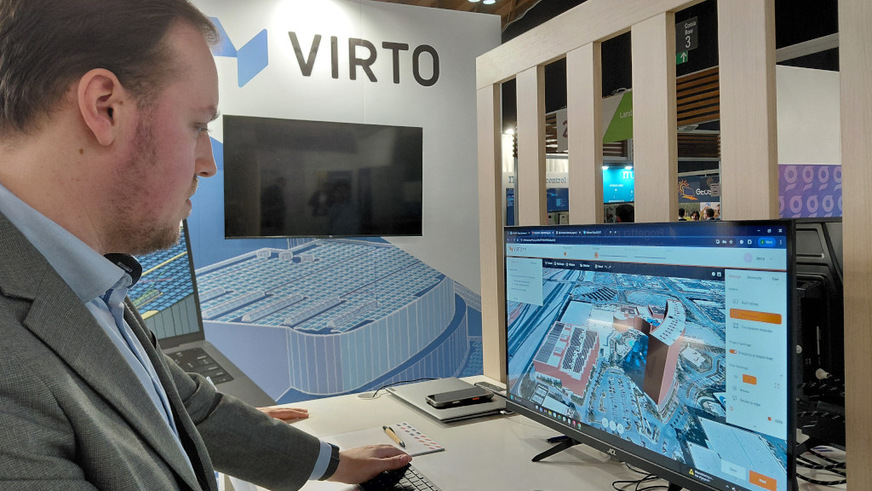 Jerry Michels from Virto Solar demonstrates the software functions at the KEY trade fair stand