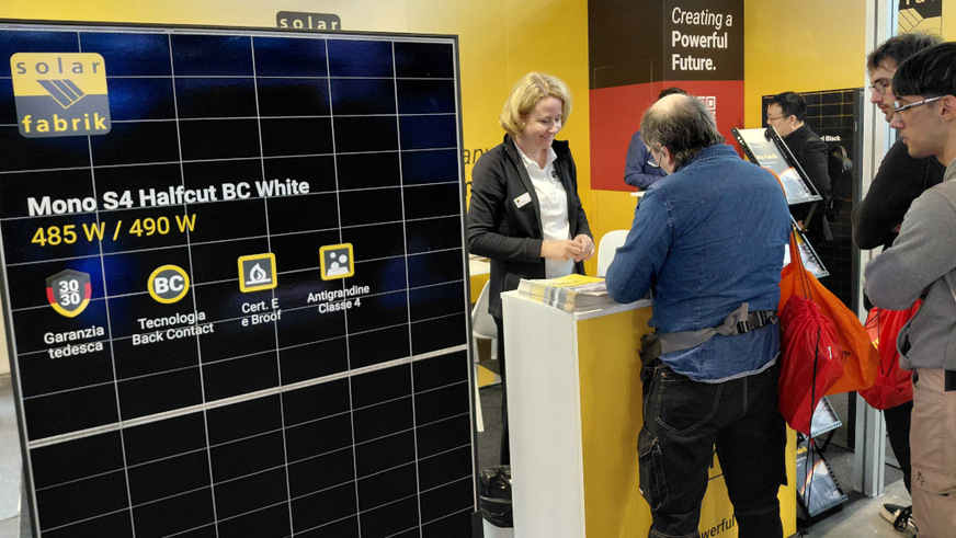 Ricarda Gutsch is delighted by the great interest in the Solar Fabrik booth at KEY