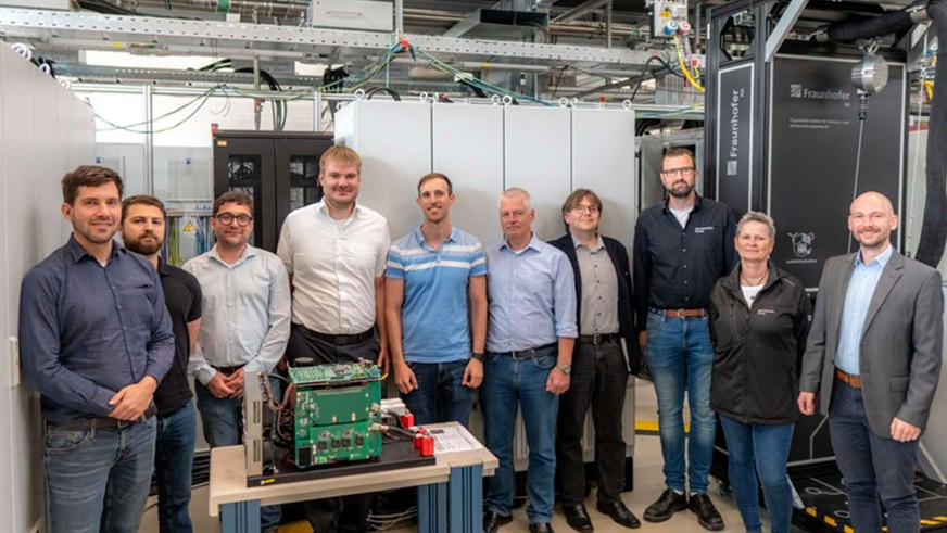 The project team at Fraunhofer ISE with the demonstrator system for megawatt charging