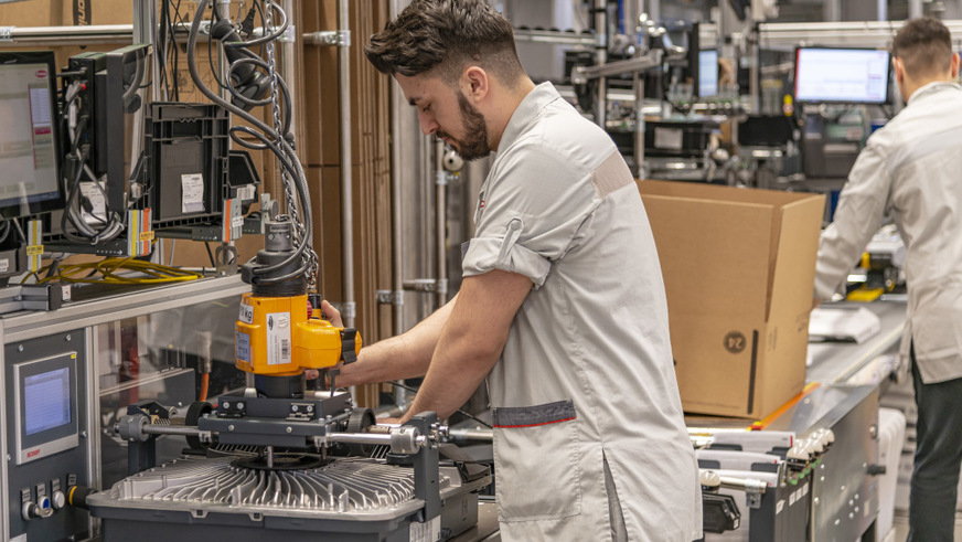 Final assembly of a Fronius GEN24 inverter at the company's Upper Austrian headquarters
