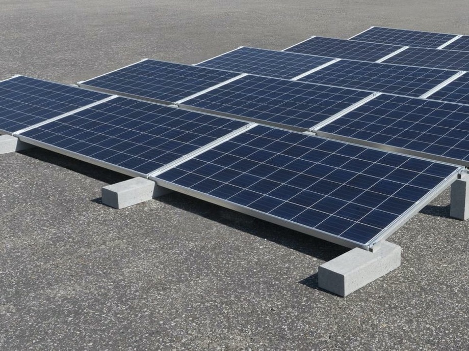 A mounting solution made of concrete ballasts linked together pv Europe