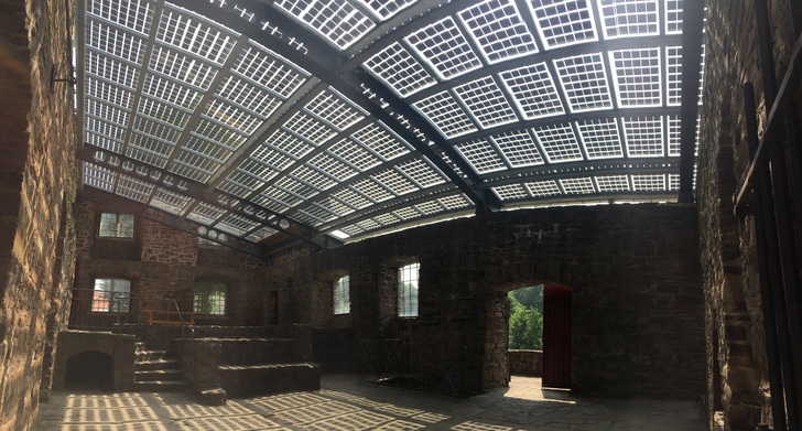 134 elegant modules were installed on the ruined manor house of the listed Wülmersen moated castle. The large-scale use of the modules creates unique lighting effects. 25,000 kWh/a are generated annually. - © Aleo Solar 134 elegant modules were installed on the ruined manor house of the listed Wülmersen moated castle. The large-scale use of the modules creates unique lighting effects. 25,000 kWh/a are generated annually. - © Aleo Solar