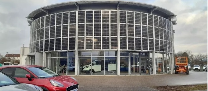 The façade of this car dealership is covered with 97 200W Elegante panels and produces 19.4k Wp of electricity.