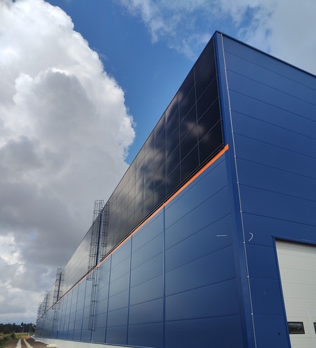 High-bay warehouse with sandwich panels and K2 WallPV CarrierRail