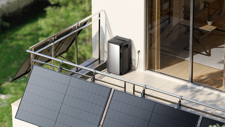 Rooftop solar panels connected to a sleek power storage unit on a modern home's balcony. - © EcoFlow Rooftop solar panels connected to a sleek power storage unit on a modern home's balcony. - © EcoFlow
