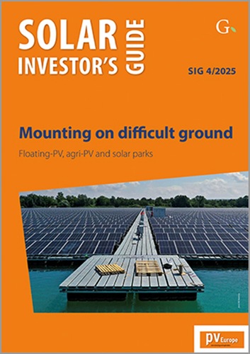 Ein schwimmendes Solarmodulfeld mit einem Gehweg, das auf dem Titelblatt eines Magazins für Solarinvestoren abgebildet ist.