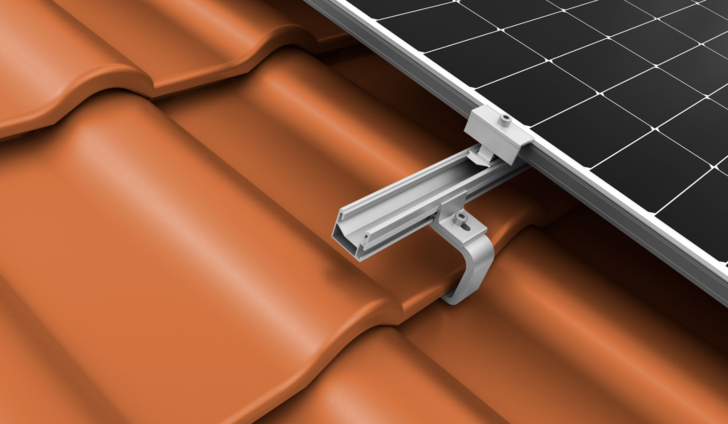 Nahaufnahme einer Halterung für Solarmodule, die an einem roten Ziegeldach befestigt ist. - © K2 Systems - SingleHook 3S-light