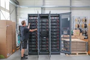 A Tesvolt employee checks battery module cable connections. - © Tesvolt
