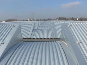 The EGA clamps are attached precisely on a 11,000 square meter industrial rooftop north of Milan.