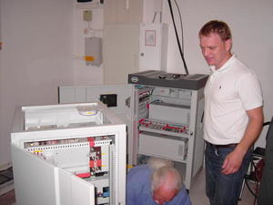 Installation of the energy storage battery systems. - © Fenecon
Installation of the energy storage battery systems. - © Fenecon