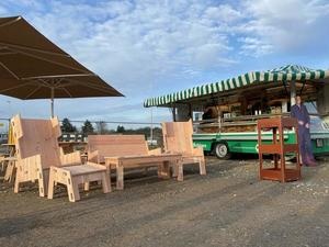 A van belonging to the bakery Ihr Bäcker Schüren together with seating at the charging park. - © Roland Schüren
