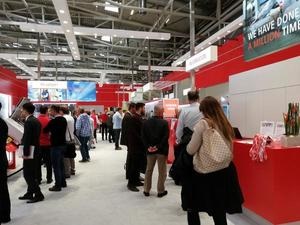The Fronius booth was even crowded friday early afternoon. - © HCN

