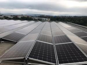 Solarwatt glass-glass modules are installed at Nissan headquarters in Ireland. - © Solarwatt
