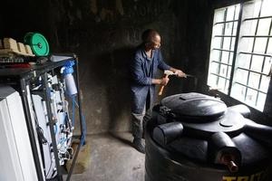 Local technicians assist with the installation of the desalination system. - © Phaesun
