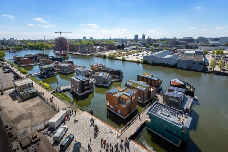<p>These buildings in a floating solar housing estate on a canal in Amsterdam are connected to each other via a smart grid.</p> - ©  Isabel Nabuurs