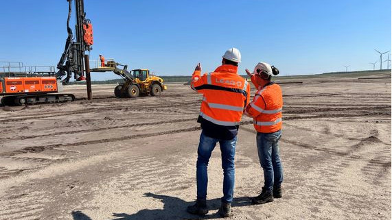 <p>EPNE and LEAG have started building a solar park on the former open-cast mine site. It will later float on Cottbus East Lake.</p> - © LEAP