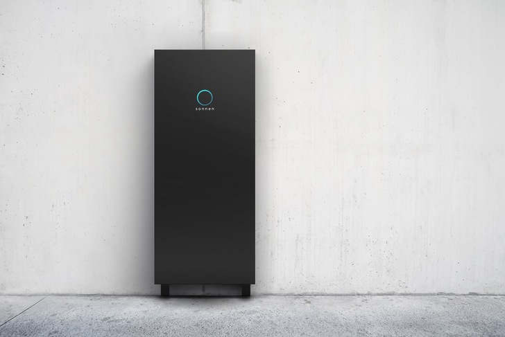 If the public power supply fails for a longer period of time, the Sonnenbatterie can set up a self-reliant power grid in the house.