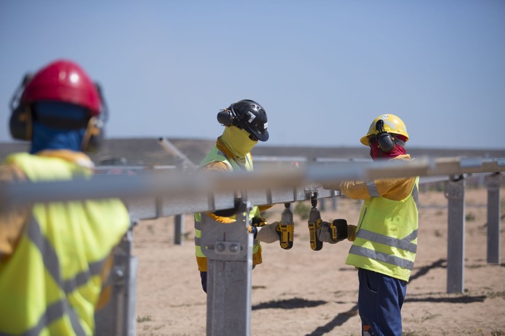 Installation of a 1P solar tracker by STI Norland. - © STI Norland
