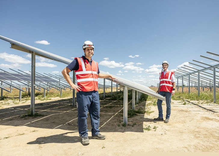 An inclusive energy transition has the potential to create new jobs in the solar sector. - © EnBW / paul-langrock
