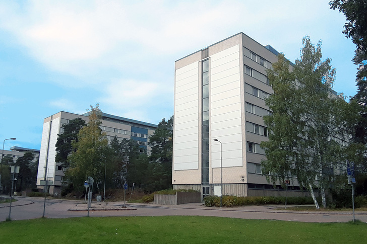 As an element suspended from the existing facade of light-coloured bricks, the white modules cut a fine figure.