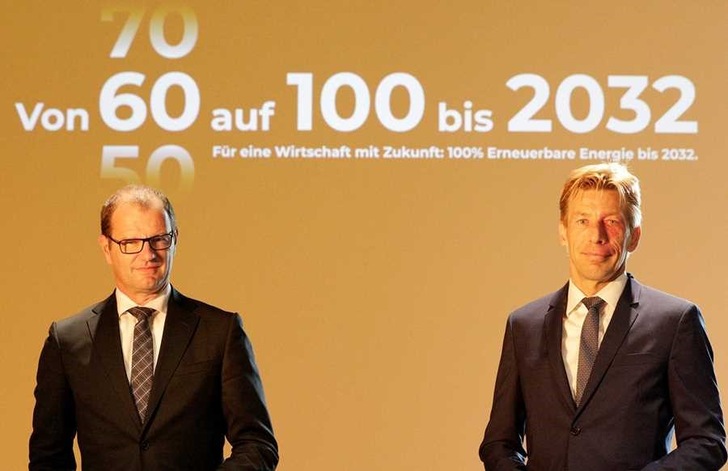 Presenting the strategy "From 60 to 100 by 2032" in Berlin: 50Hertz CEO Stefan Kapferer (l.) and Elia Group CEO Chris Peeters. - © Manfred Vogel
