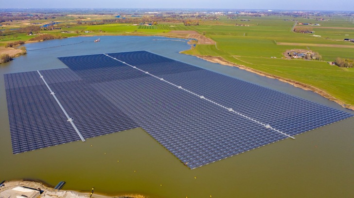 The benefits of floating PV plants include easier installation, higher potential yields due to the water's cooling effect and lower O&M costs. - © BayWa r.e.
