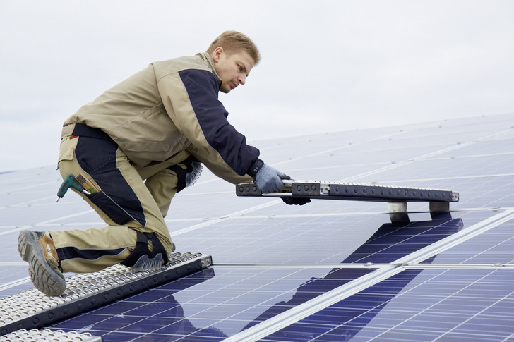 Installers, roofers and cleaners can safely stand on the non-slip boards and maintain, clean and repair solar systems that have an inclination of up to 40 degrees.