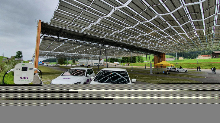 Foldable solar system on a parking lot of a cable car in Eastern Switzerland. - © SAK
