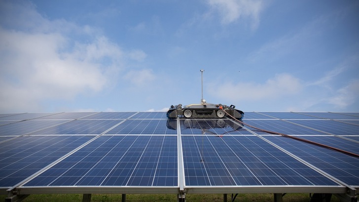 Mobile solar cleaning robot, that is powered by batteries.