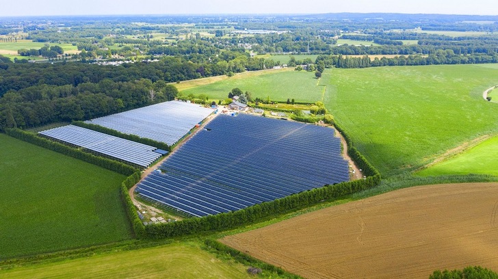 The AgriPV installation in Babberich: 10,250 solar panels with 2.7 MW cover 3.2. hectares of raspberry crops.