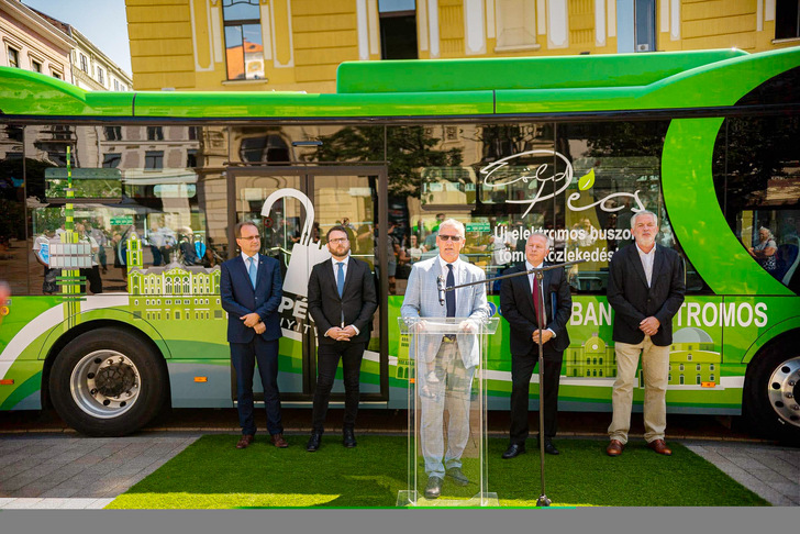 From left to the right: Péter Hoppál, Member of Parliament; Tamás Schanda, Deputy Minister of the Ministry for Innovation and Technology; Laszlo Krenner, CEE Sales Representative at BYD; Attila Péterffy, Mayor of Pécs; Zsolt Páva, former Mayor of Pécs.