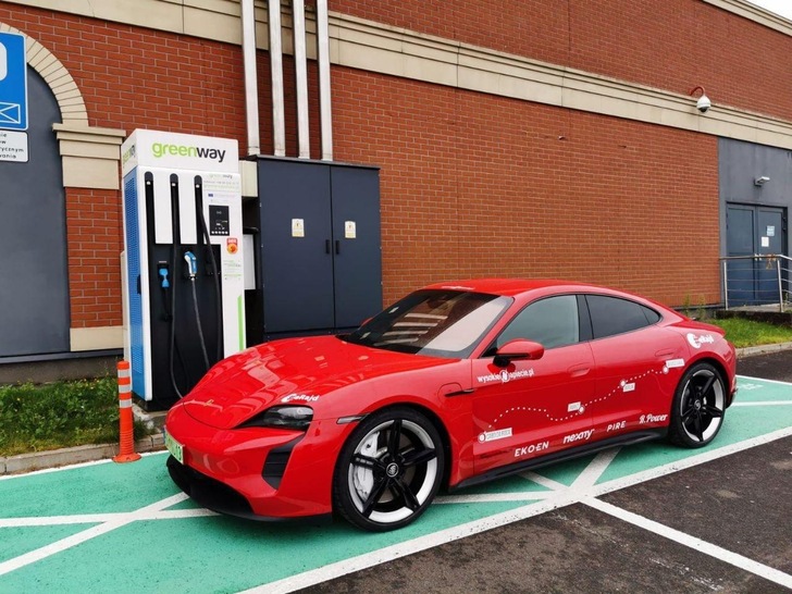 This time the R.Power team decided to use one of the fastest cars in the world – this fully electric Porsche Tycan. - © R.Power
