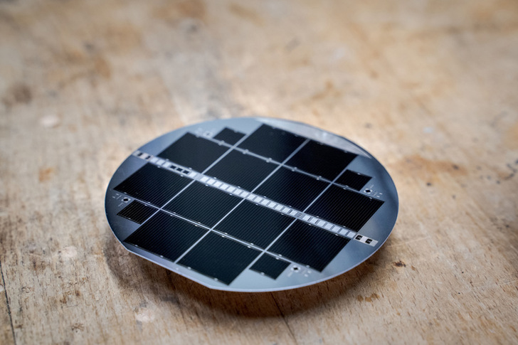 Several III-V tandem solar cells on a silicon substrate with 10 cm diameter. - © Fraunhofer ISE/Markus Feifel
