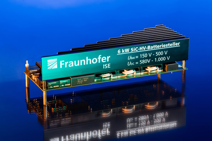 In the HyBaG project, which started in 2017, the Fraunhofer Institute for Solar Energy Systems ISE in collaboration with Kaco New Energy and STS - Spezial-Transformatoren Stockach has developed a low-loss hybrid inverter which functions efficiently even at partial load.