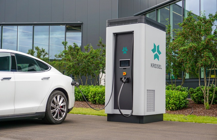 The EV can use the surplus solar electricity and thus drive up the self-consumption in an apartment building, even where stationary storage is not an option.