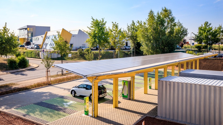 Companies, such as Heckert Solar here, can effectively use self-produced electricity by charging EVs in the company car park.