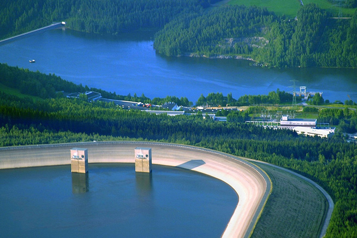 Pumped storage plant in Markersbach/Germany with 1,050 MW. In the coming weeks, Vattenfall will realize a photovoltaic plant with a capacity of 4.3 MW at the dam of the upper reservoir.