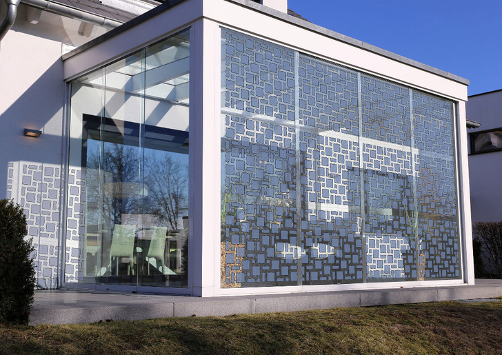 Technologies such as organic photovoltaics have the advantage that architects can design freely with them – entirely without restrictions in terms of shape, size or colour.