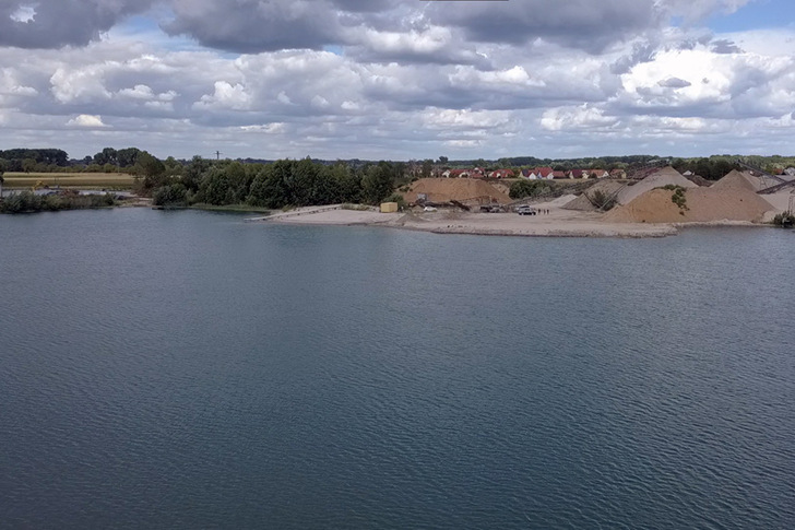 In the next few weeks two floating photovoltaic plants with an output of around 1.5 MW are to be built on a quarry pond in Leimersheim/Germany with approx. 14,000 square meters,