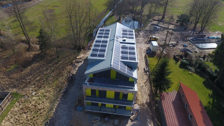 The electricity from the photovoltaic system drives the heat pump. The heat pump also uses electricity from the storage battery that is stored temporarily. This brings the building beyond the KfW-40-Plus standard.