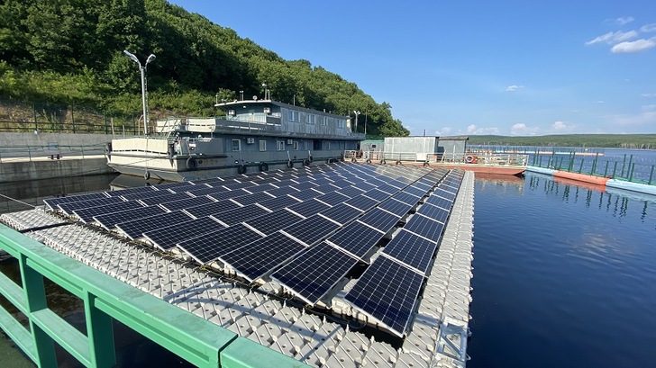 A floating PV system is built on a reservoir of a hydro power plant in Russia, it integrates battery storage. - © Hevel Group
