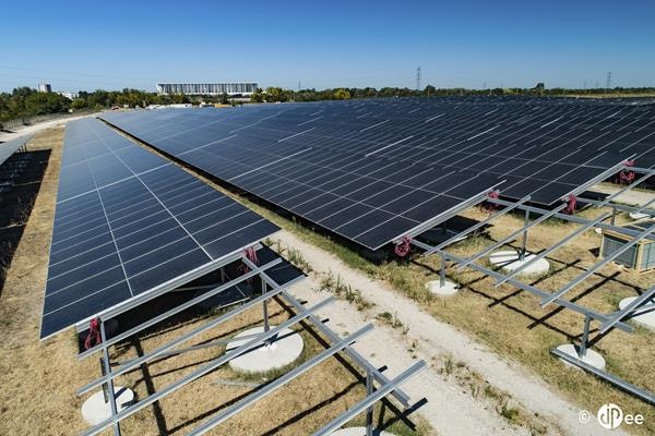 The 59 MW PV plant is built on a former landfill in Bordeaux, using First Solar Series 6 modules. - © JPee
