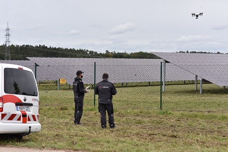 Drone-based inspection of a solar array as part of the COSIMA research project. - © Hagen Ruhland
