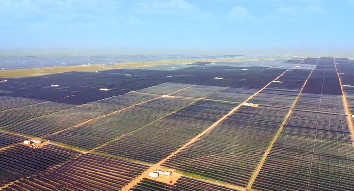 As far as the eye can see: This massive PV park can provide clean energy for the densely populated regions in eastern China.